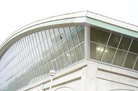 　室内練習場の壊れた窓（撮影・高石航平〉