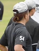 　ロングヘアーを束ねてキャンプ合流した沢村（撮影・開出牧）