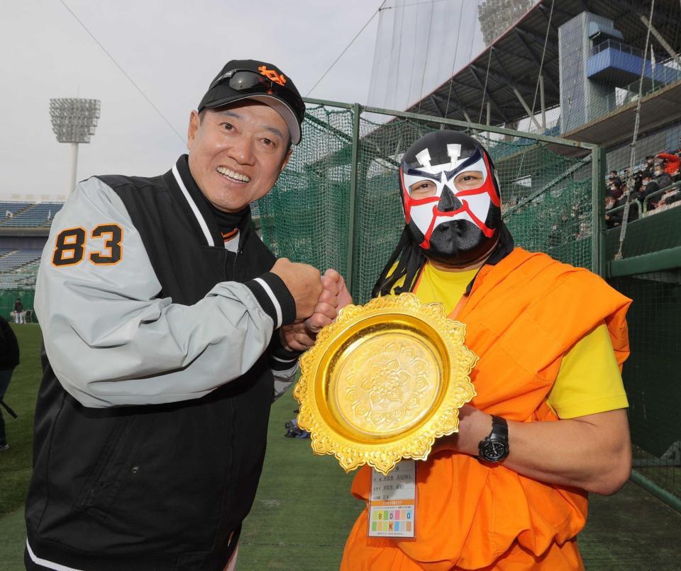 　ザ・グレート・サスケ（右）とグータッチをする原監督