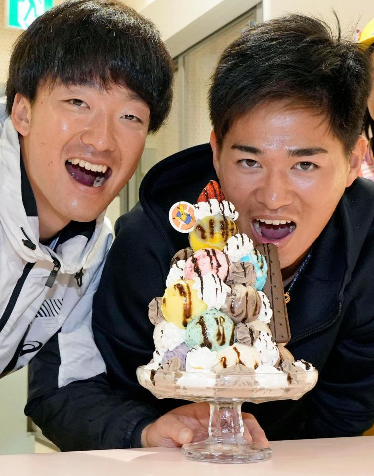 　キャンプ休養日の吉村（左）と北村