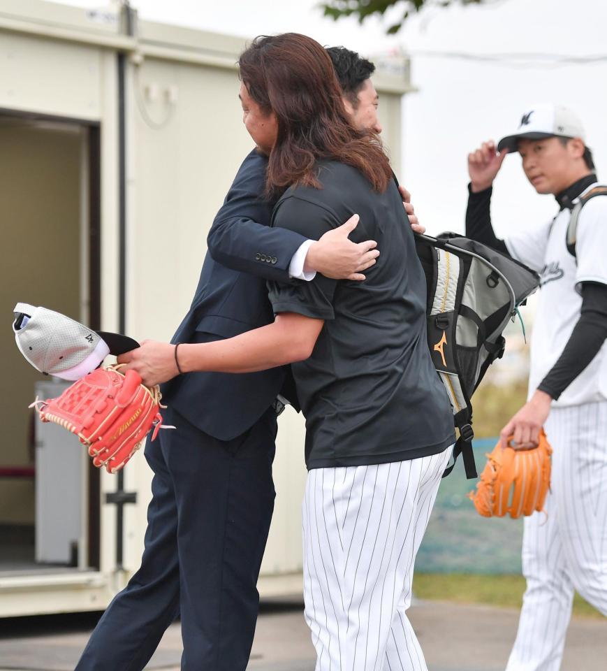 　キャンプに合流した沢村（右）は藤川球児氏と再会し熱い抱擁を交わす（撮影・開出牧）