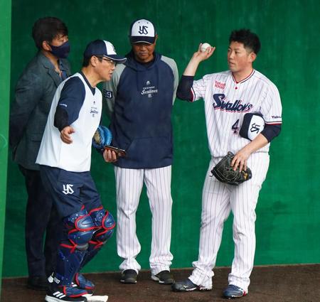 　ブルペンで球を受けた後、大西（右）にアドバイスする（左から）松坂大輔氏、古田敦也氏、伊藤投手コーチ（撮影・高石航平）