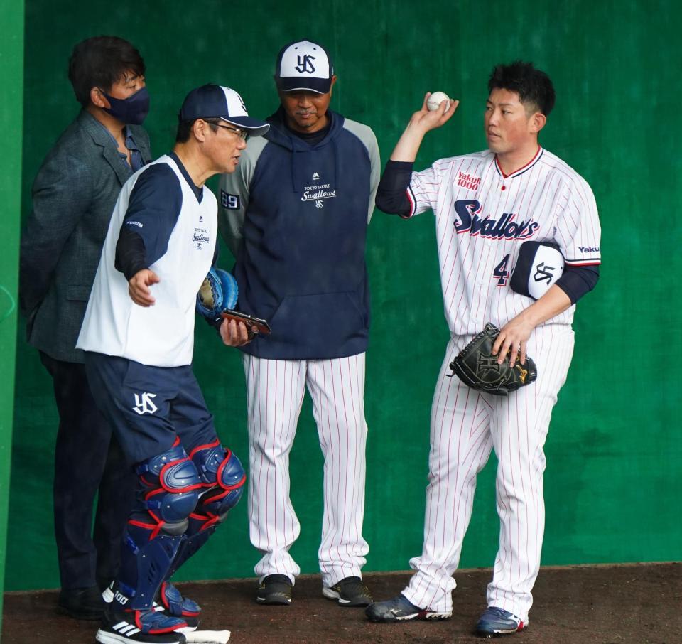 　ブルペンで球を受けた後、大西（右）にアドバイスする（左から）松坂大輔氏、古田敦也氏、伊藤投手コーチ（撮影・高石航平）
