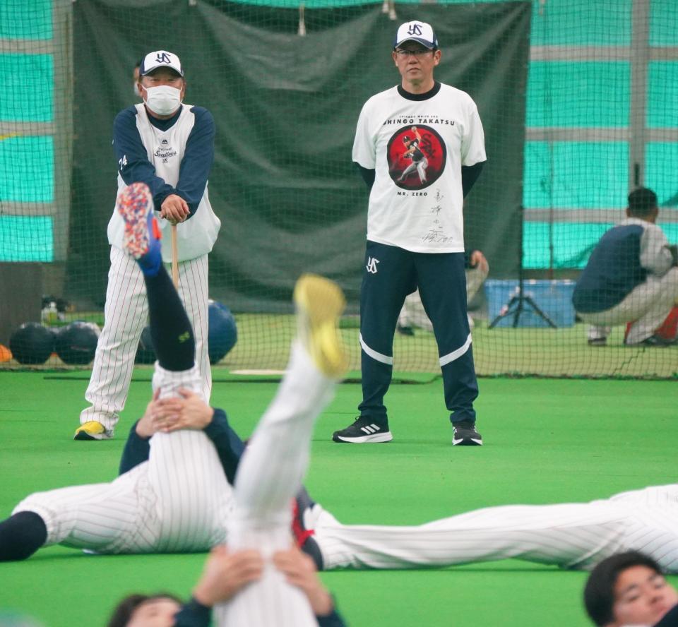 　高津監督の「ＭＲ．ＺＥＲＯ」Ｔシャツを着用して、杉村コーチ（左）と練習を見つめる古田敦也氏（撮影・高石航平）