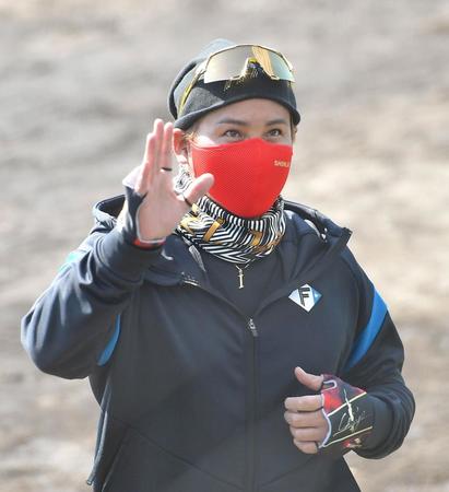 　スタンドのファンに手を振る新庄監督（撮影・伊藤笙子）