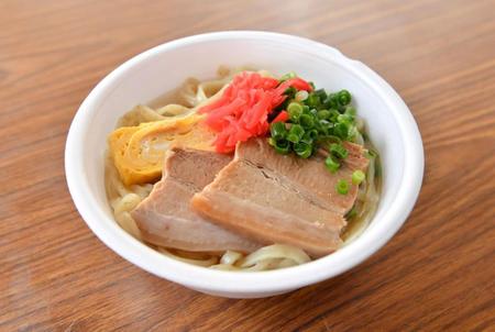 　第２クール初日の“新庄ランチ”沖縄そば（撮影・伊藤笙子）