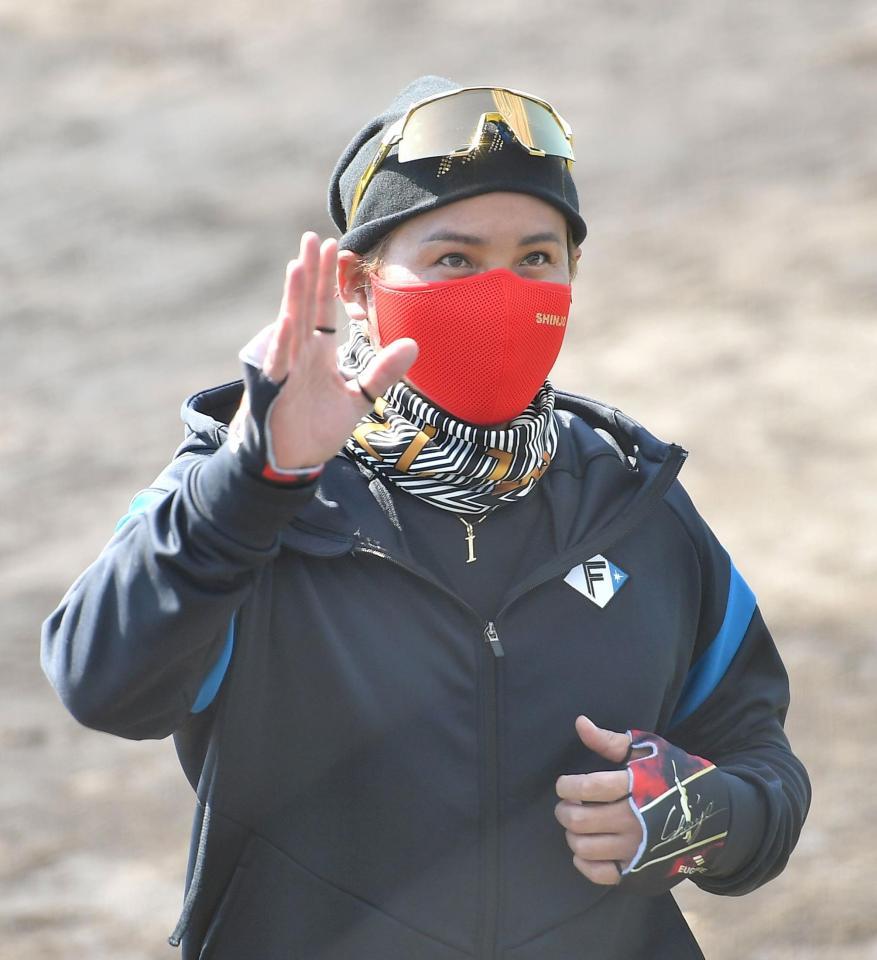 　スタンドのファンに手を振る新庄監督（撮影・伊藤笙子）