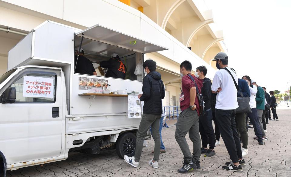 　“新庄ランチ”に並ぶ報道陣（撮影・伊藤笙子）