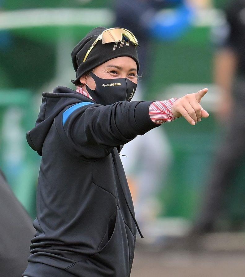 　笑顔で外野を指さす新庄監督＝撮影・伊藤笙子