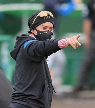 　宮内の投球を絶賛した新庄監督（撮影・伊藤笙子）