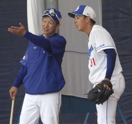 　仲地（右）と話をする立浪監督