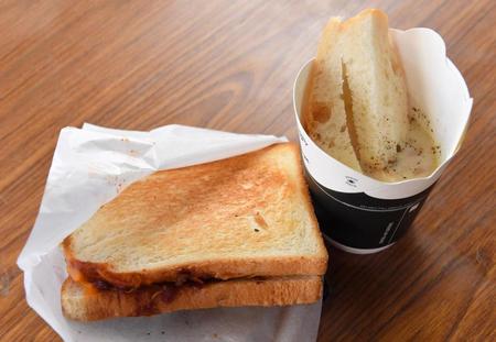 　本日の“新庄ランチ”セクシーサンド（左）とバケットつきセクシーチャウダー（撮影・伊藤笙子）