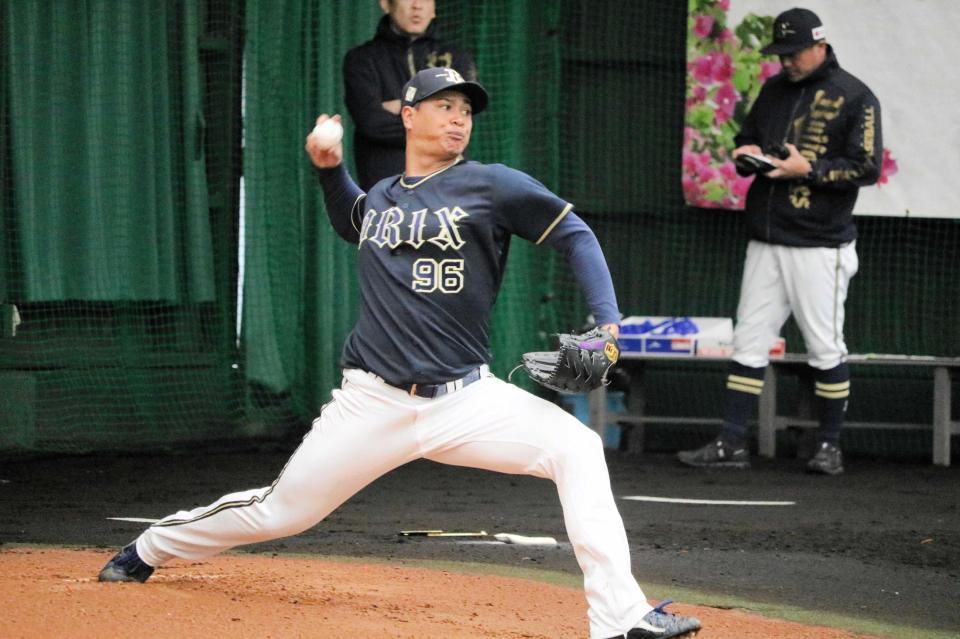 　ブルペン投球する宇田川