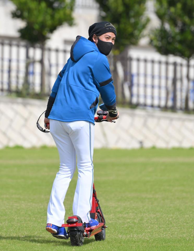 　報道陣に「お昼だね～」と言い残してブルペンを後にする新庄監督（撮影・伊藤笙子）