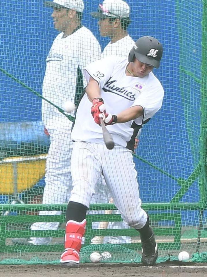 　フリー打撃で快音を響かせる佐藤都（撮影・開出牧）