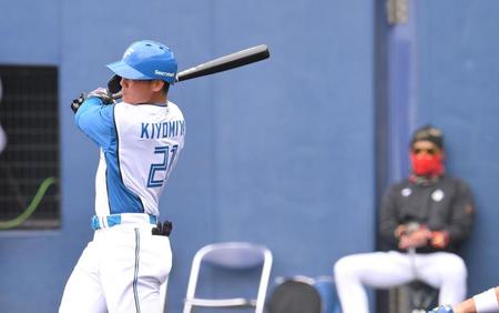 　２回、新庄監督（右）の前で右越え２ランを放つ清宮（撮影・伊藤笙子）