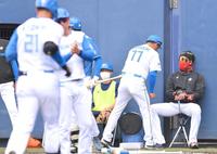 　２回、清宮（手前）の２ランの後、林ヘッドコーチ（左）にサインの確認をする新庄監督（撮影・伊藤笙子）