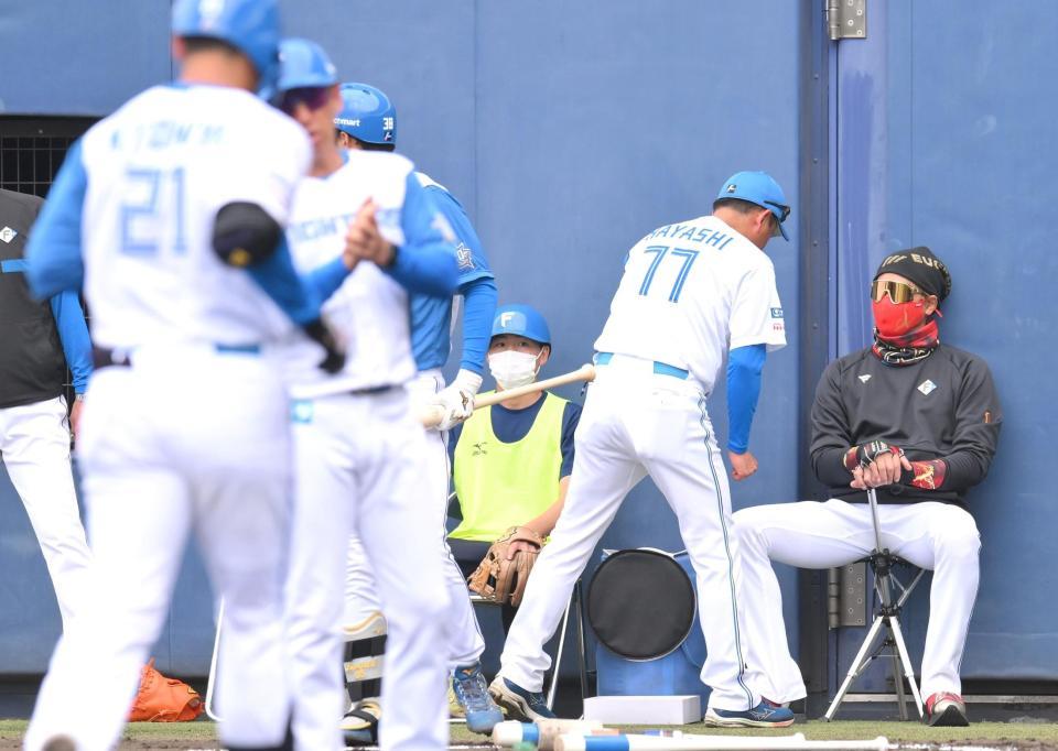 　２回、清宮（手前）の２ランの後、林ヘッドコーチ（左）にサインの確認をする新庄監督（撮影・伊藤笙子）