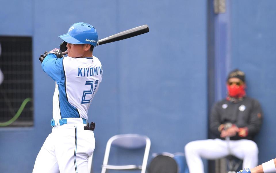 　２回、新庄監督（右）の前で右越え２ランを放つ清宮（撮影・伊藤笙子）