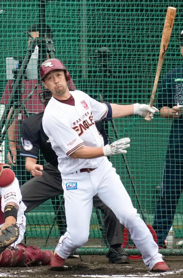 楽天・阿部寿樹が貫禄のシート打撃 フォークさばきセンターへ二塁打