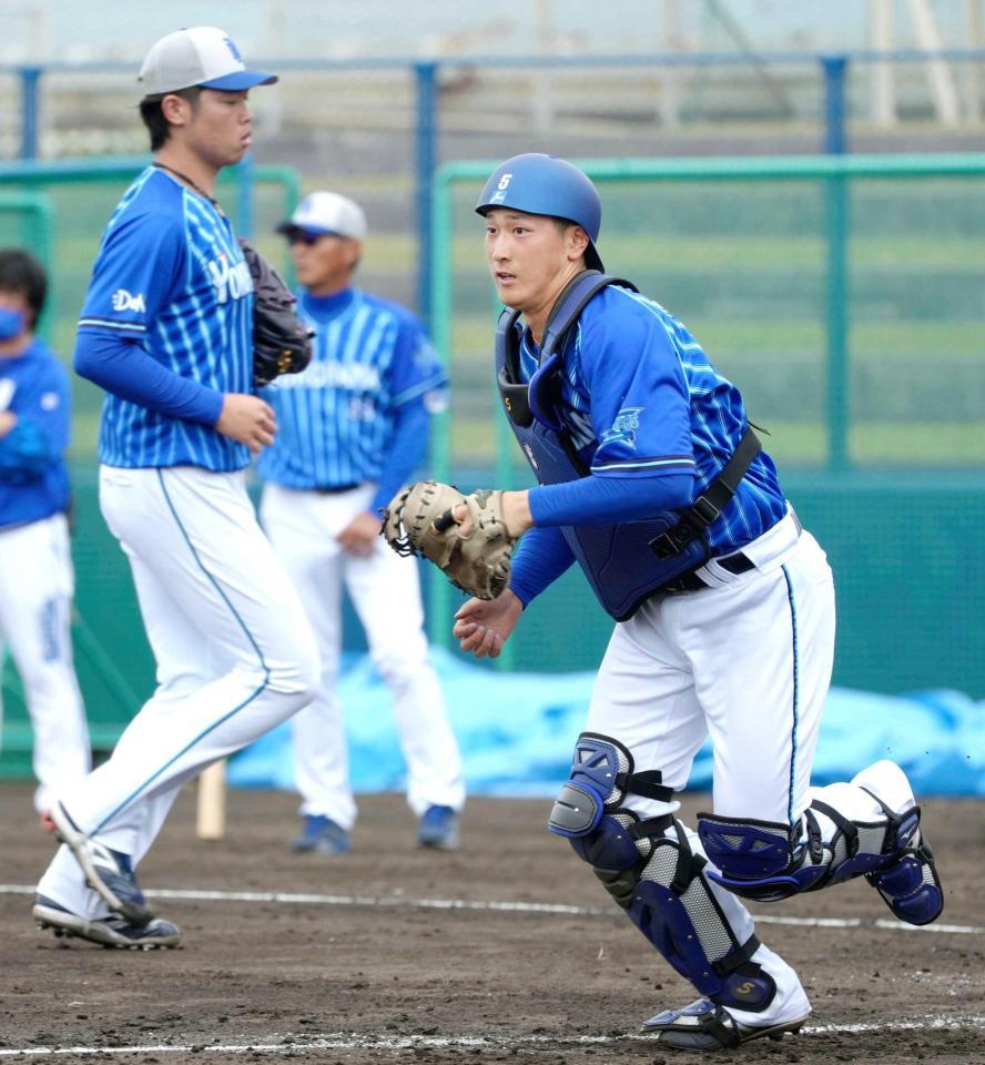 　連係プレーの練習をする松尾（右）と小園