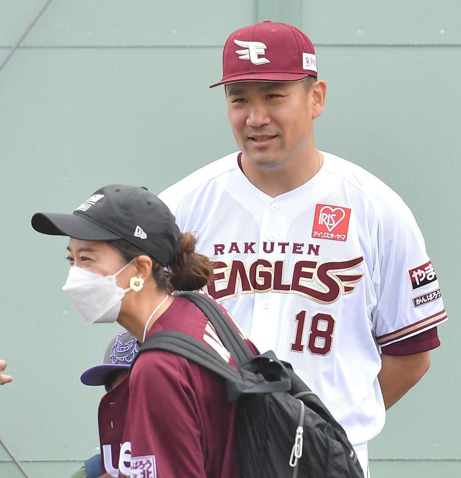 　夫である田中将の応援に駆けつけた里田まい（手前）＝撮影・伊藤笙子