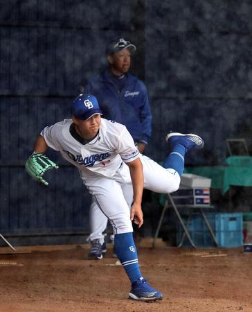 　立浪監督の見守る中、ブルペンで投球練習する小笠原