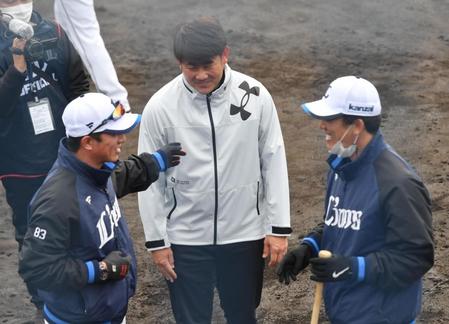 　あいさつ後、談笑する松坂大輔臨時コーチ（撮影・佐々木彰尚）