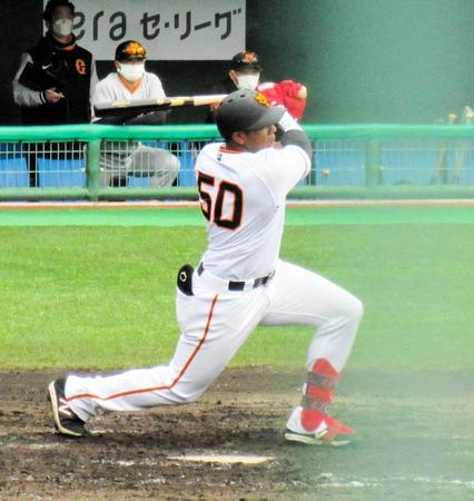 　右前適時打を放つオコエ