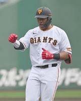 　紅白戦で、右前適時打を放ったオコエ