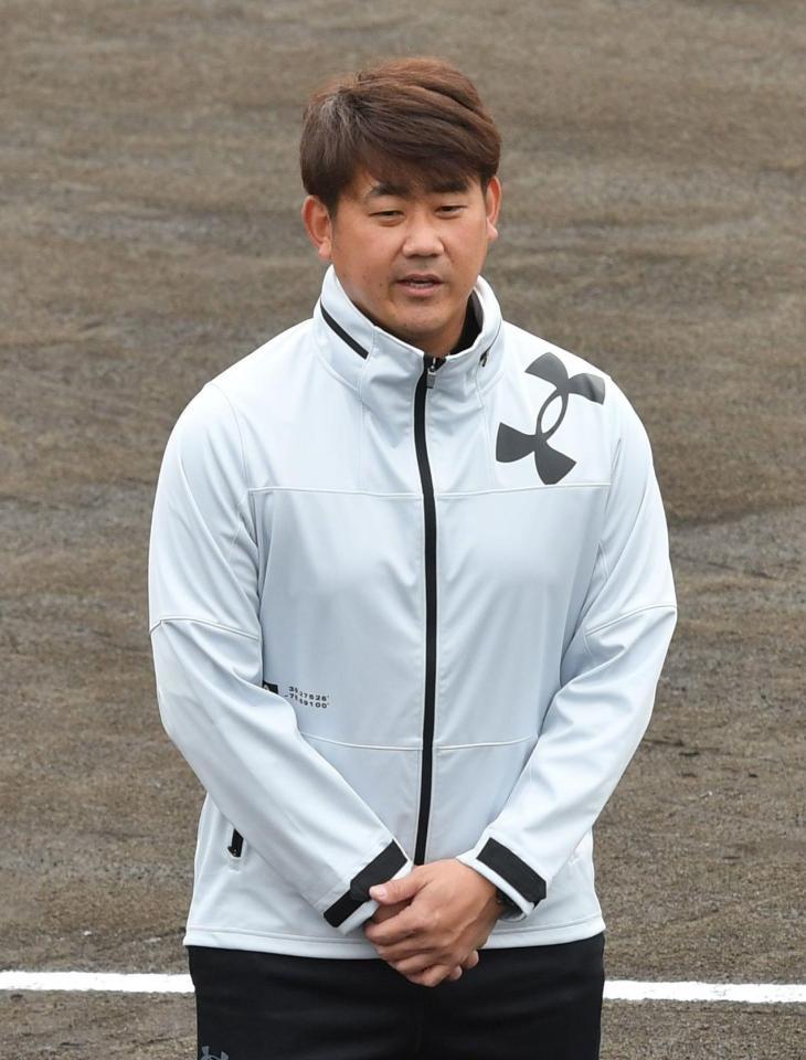 　あいさつをする松坂大輔臨時コーチ（撮影・佐々木彰尚）