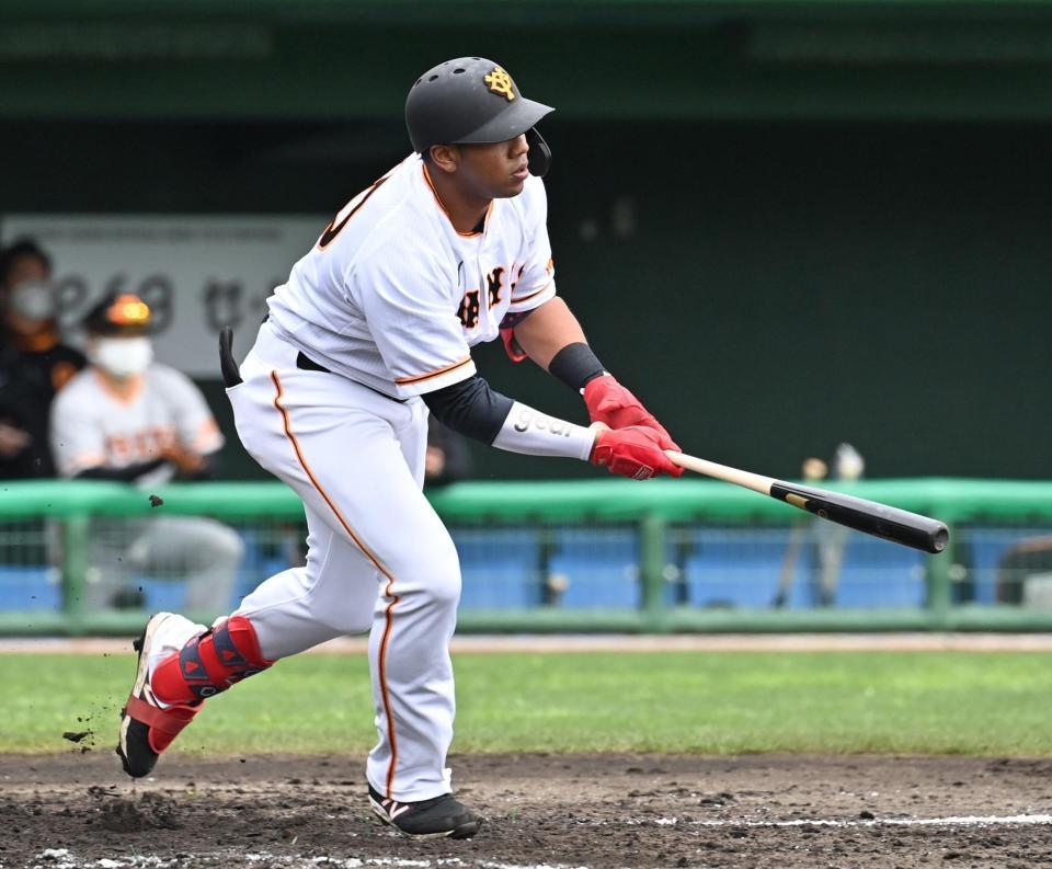 　紅白戦で右前適時打を放つオコエ