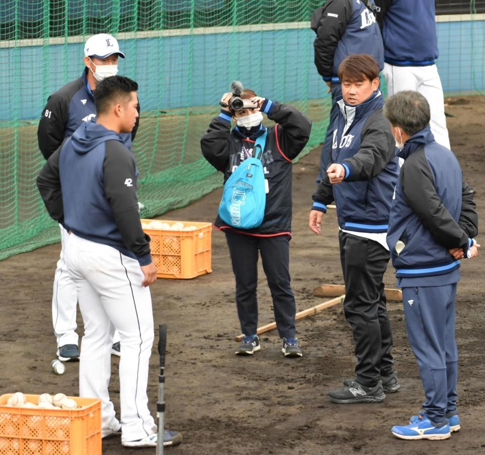 　タカハシ（左）にアドバイスをする松坂臨時コーチ（撮影・佐々木彰尚）