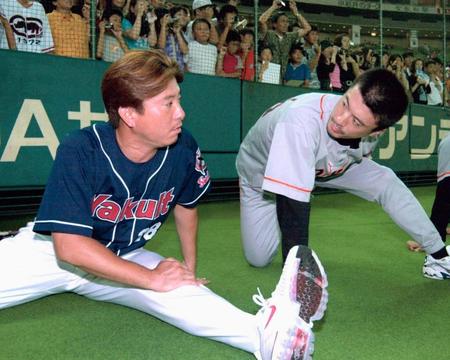 　ヤクルト時代の０１年には実弟の祐作（右）とともにオールスターに出場した入来智さん