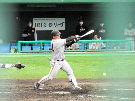 　２打席目で投ゴロを放つ浅野