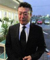 　取材に応じ、涙ながらに智氏との思い出などを語る実弟の祐作氏