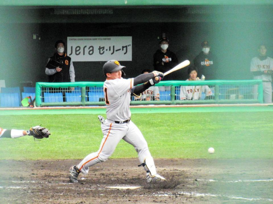 　２打席目で投ゴロを放つ浅野