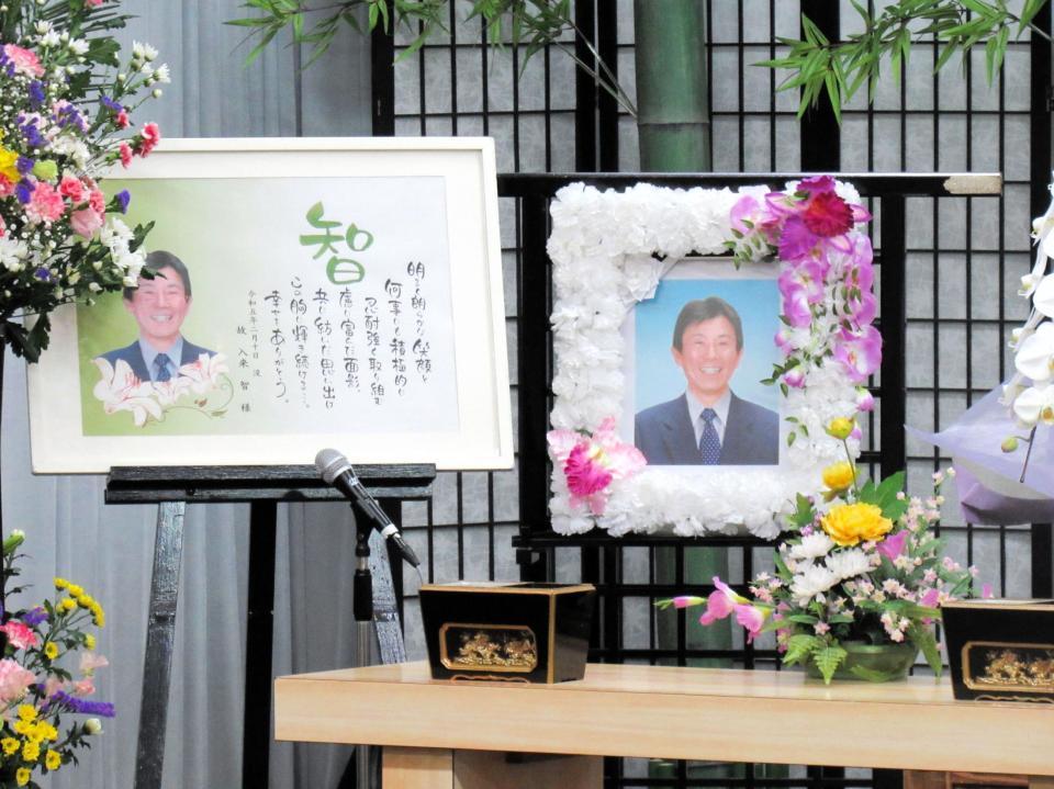 　通夜では智氏の笑顔の遺影が飾られた
