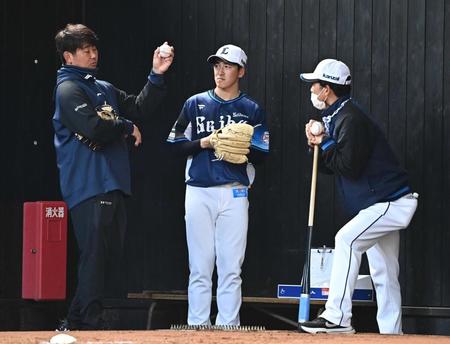 　隅田（中央）を指導する松坂臨時コーチ（左）と松井監督