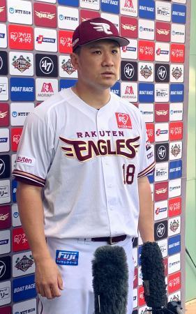 　開幕投手に決まり、取材に応じる楽天・田中将＝１３日、沖縄県金武町