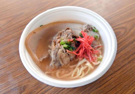 　本日の“新庄ランチ”タイラ製麺所の沖縄そば（撮影・伊藤笙子）