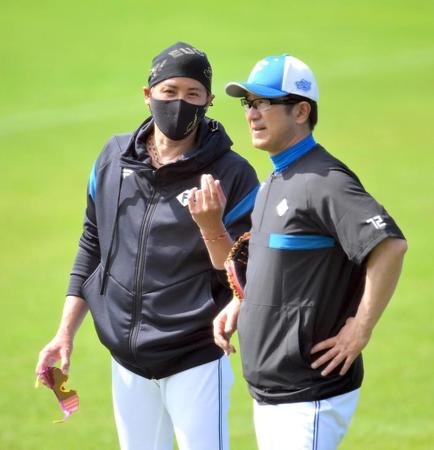 　山田コーチ（右）と会話を交わす新庄監督（撮影・伊藤笙子）