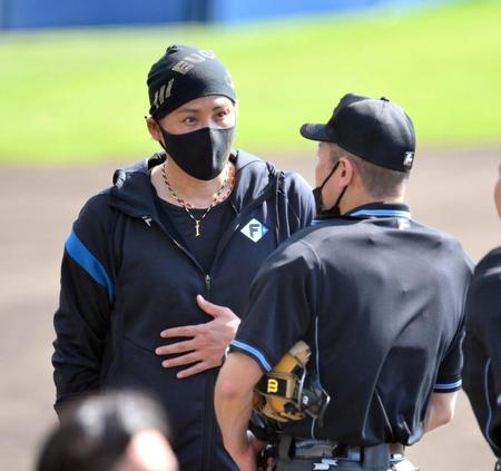 　先日の紅白戦で負傷した木内審判（右）に心配そうに話しかける新庄監督（撮影・伊藤笙子）