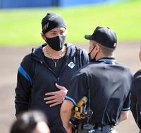 　先日の紅白戦で負傷した木内審判（右）に心配そうに話しかける新庄監督（撮影・伊藤笙子）