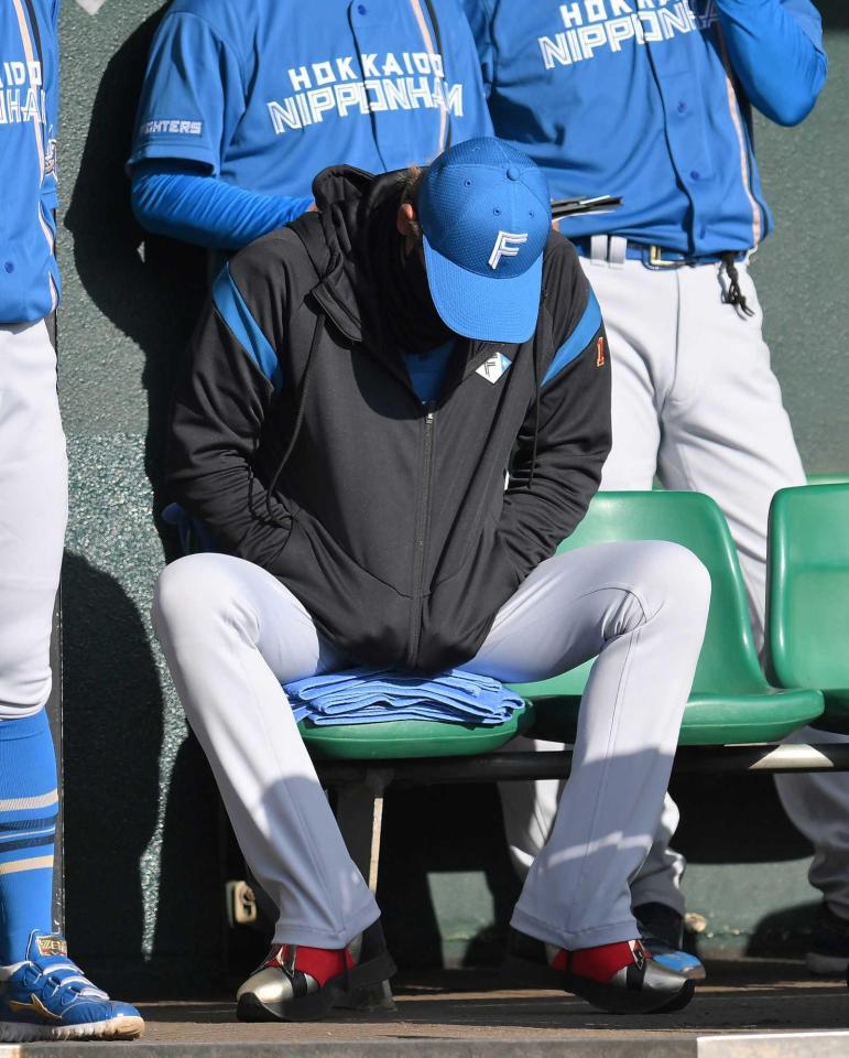 　８回、松岡がけん制悪送球し、中堅手・アルカンタラも処理がもたつくなど重なるミスに肩を落とす新庄監督（撮影・伊藤笙子）