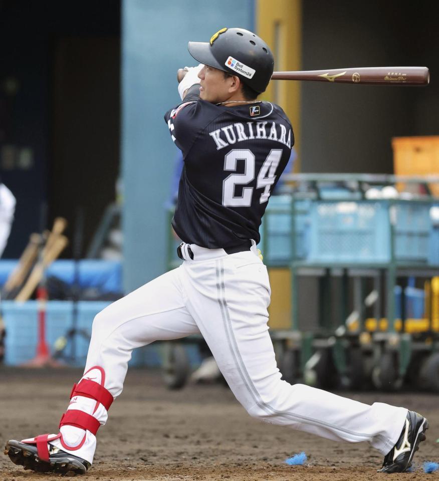 　実戦形式のシート打撃で本塁打を放つ栗原