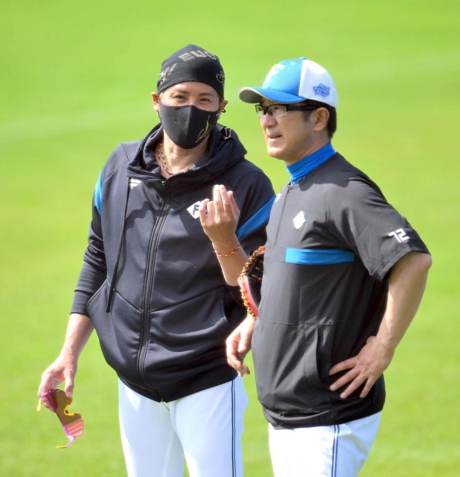 　山田コーチ（右）と会話を交わす新庄監督（撮影・伊藤笙子）