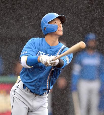 ５回、雨の中、右越え２ランを放つ矢沢（撮影・伊藤笙子）