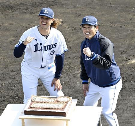 　開幕投手を発表後、記念撮影する西武の高橋（左）と松井監督＝日南・南郷