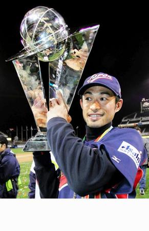 ＷＢＣトロフィーを掲げるイチロー（２００６年撮影）
